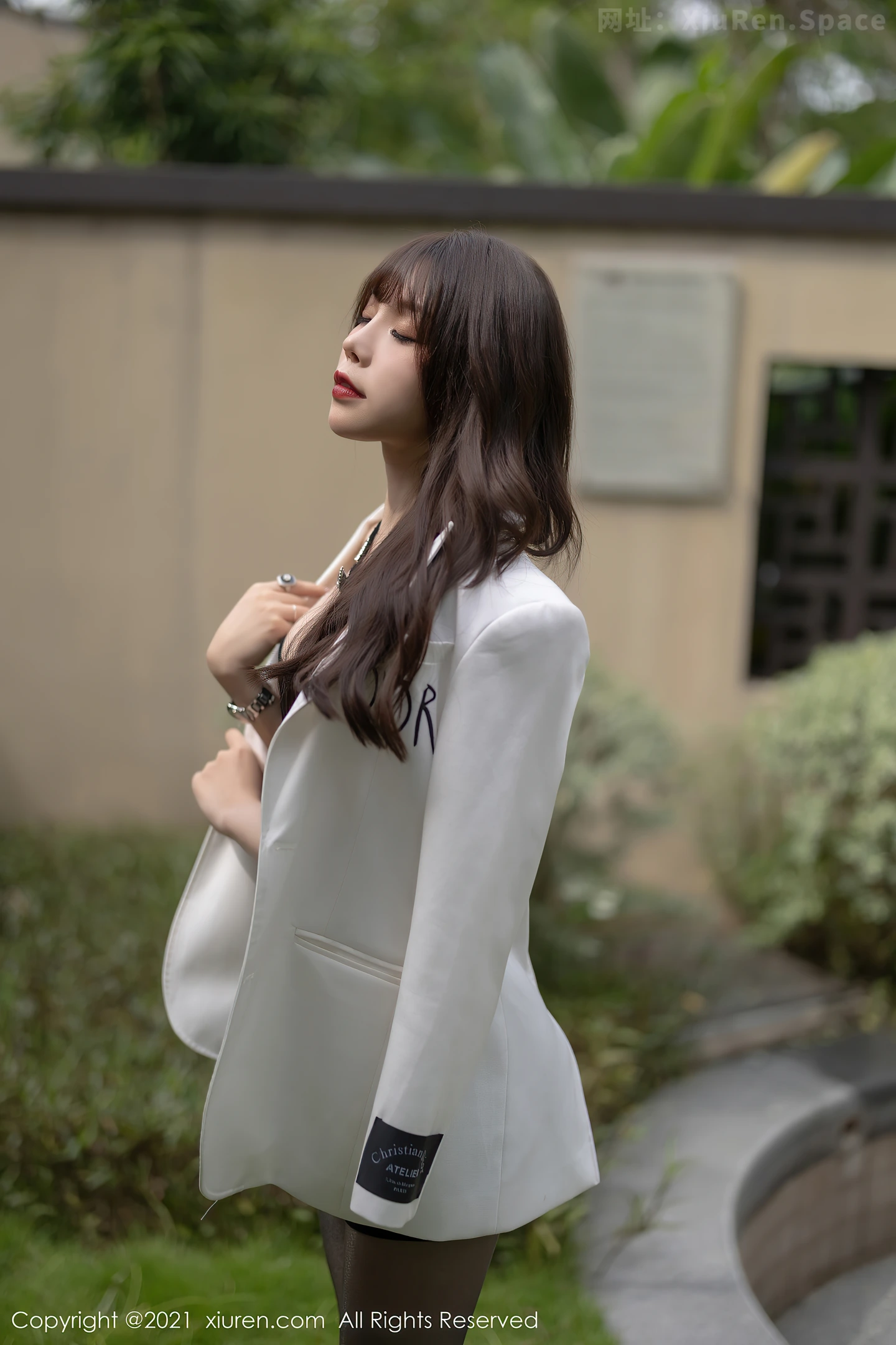 图片[3]-[XiuRen秀人网]VOL.3763 女神芝芝Booty床上半脱露黑色丁字裤秀翘臀美腿完美诱惑写真98P-秀人网官方网站